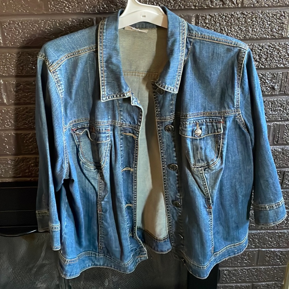 XL women’s jean jacket with quarter length sleeves.